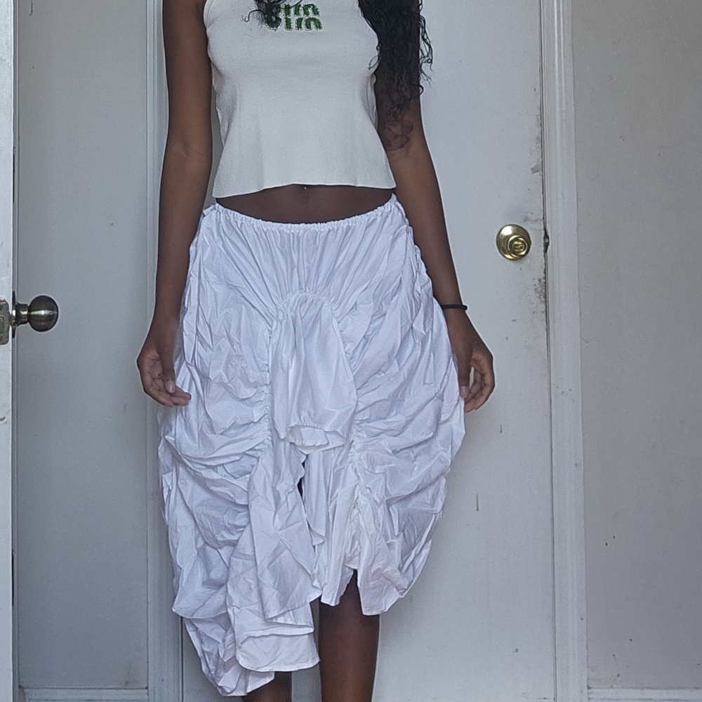 Caspar the Label Venus Maxi Skirt in white. Size xs-s/UK size 8-10/US size 4.